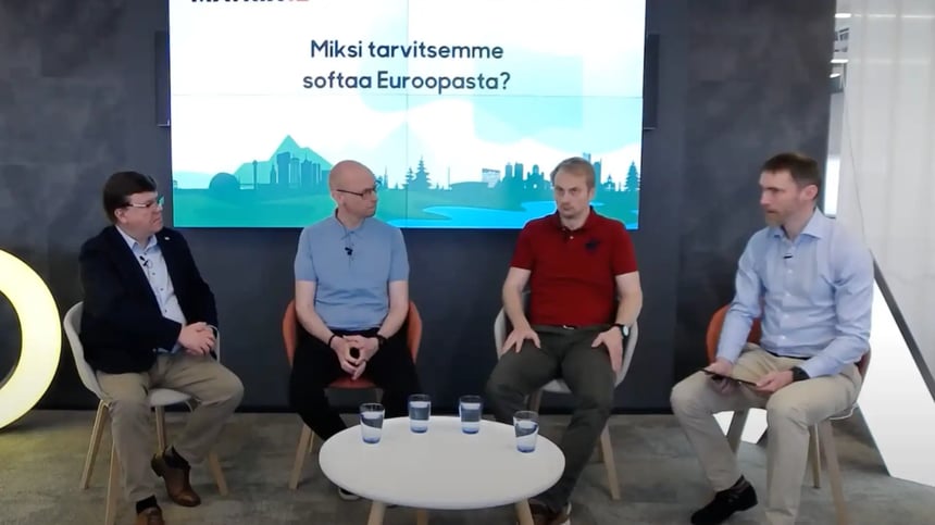 Neljä ihmistä paneelikeskustelussa. Kuva on otettu Matrix42:n webinaarista, jonka aiheena on kuinka Eurooppalaiset organisaatiot ylläpitävät kilpailukykykä muuttuvassa markkinassa.